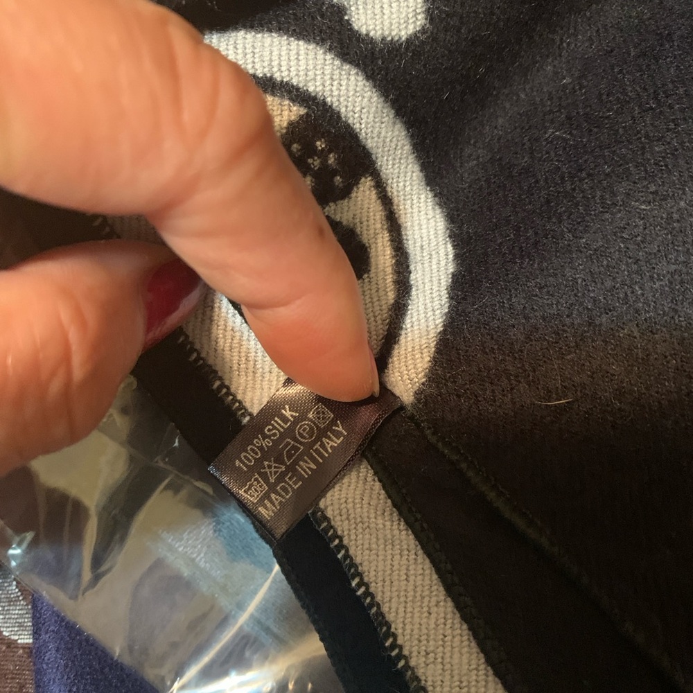 Vintage new “CHANEL”Monochrome Logo Scarf - Picture 7 of 7
